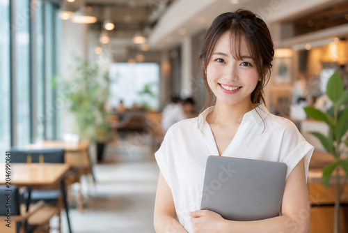 カフェでノートPCを持つ笑顔の若い女性 Generative AI