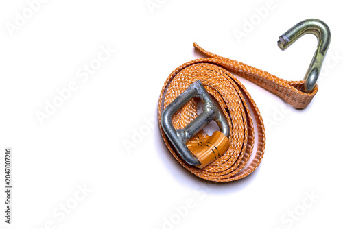 Foto Off-road vehicle recovery equipment featuring a high-visibility orange kinetic snatch strap on a clean background