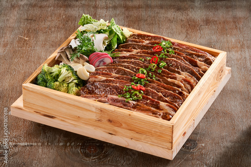 Tableau sur toile Premium Marinated Raw Beef Slices with Fresh Vegetables in Cypress Wooden Steame
