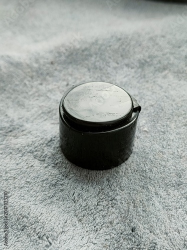 Cap, cap for bottles, containers for cosmetics and household chemicals, for shampoo and similar products