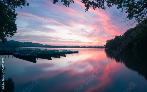 Canvastavla Tranquil Sunrise over West Lake with Vibrant Pink and Purple Clouds Reflected on
