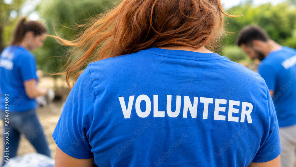 Naklejka premium Volunteer team working outdoors for community service and charity support concept 