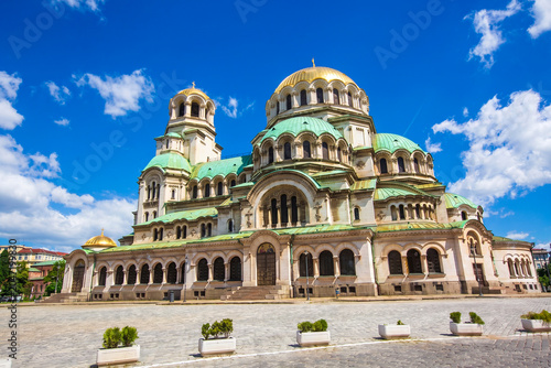 Foto Scenic view of St Alexander Nevsky Cathedral architectural facade under blue sky