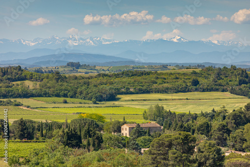 La région de L'Occitanie  avec le massif des Pyrénées en arrière plan en saison du printemps