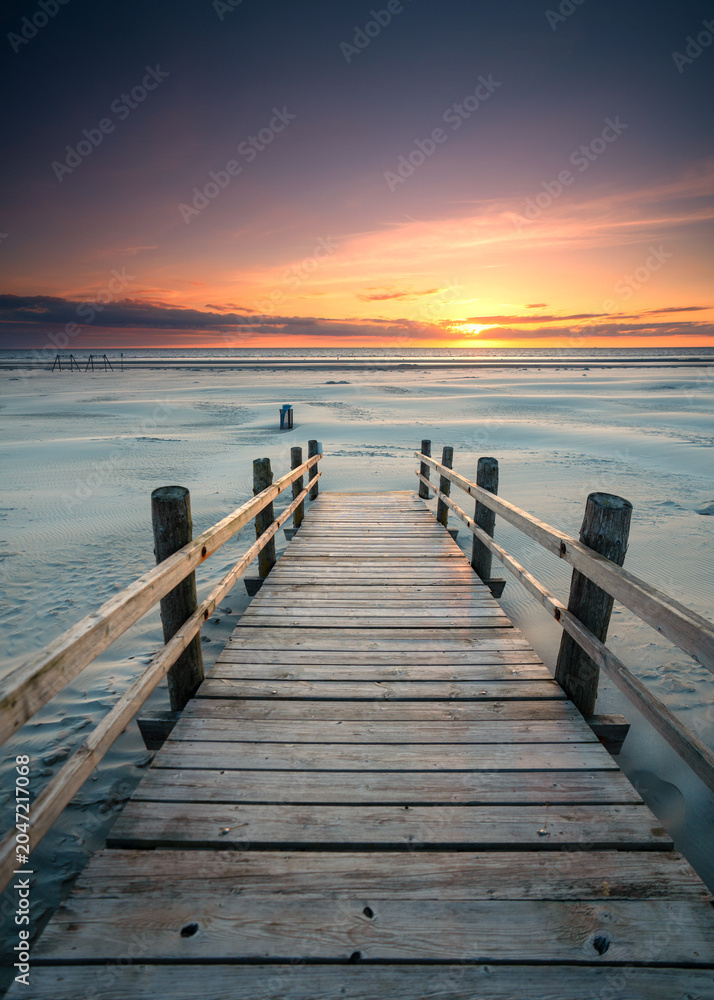 Obraz premium romantic coats with wooden pier at sunset