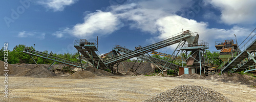 Canvastavla Cone Rock Crusher Conveying Crushed Granite Gravel in Open Pit Quarry Mining