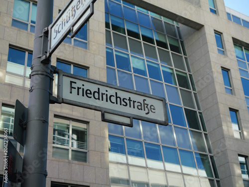 Foto Friedrichstrasse Sign On Modern Berlin Building Facade in Berlin - Germany