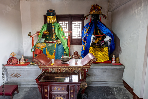 Foto an ornate altar inside a Chinese temple in old water town in Shanghai Qingpu Dis