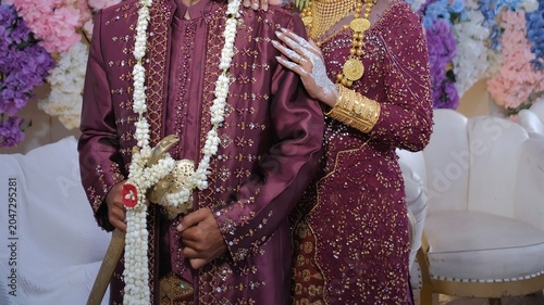 Quadro em tela Detail of Indonesian traditional wedding dress featuring a groom holding a keris