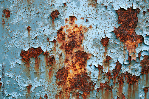 Foto Heavily rusted iron surface with flaky blue paint layers