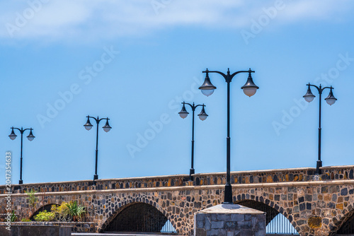Laternen auf einer alten Mauer