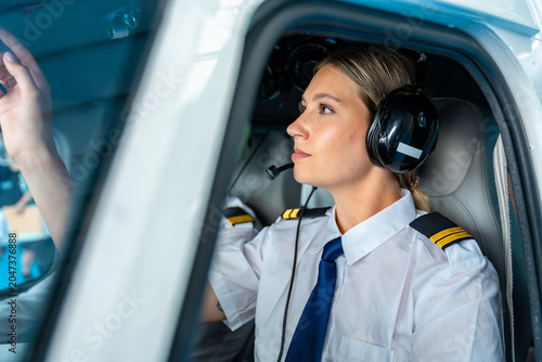 Fotografía Female pilot preparing aircraft for flight operations