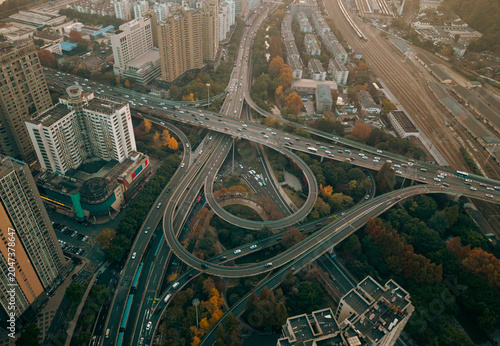 Tableau sur toile Busy multilevel highway interchange with steady traffic flow through a major Chi