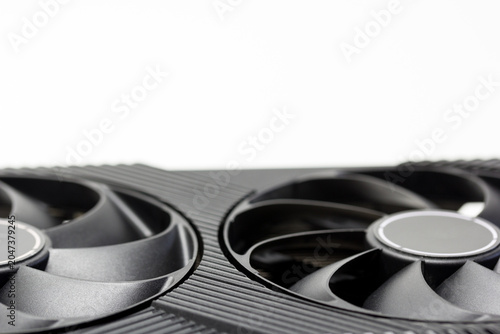 Primer plano de ventiladores de refrigeración de tarjeta gráfica sobre fondo blanco