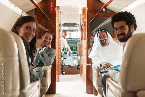 Foto Diverse multiethnic business travelers including traditional Emirati partner smi