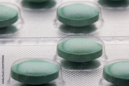 Comprimidos verdes en blíster farmacéutico, concepto de medicina y tratamiento