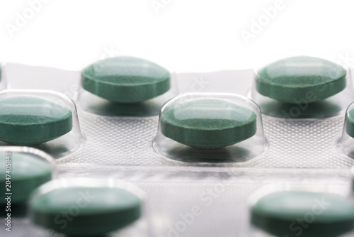 Comprimidos verdes en blíster farmacéutico, concepto de medicina y tratamiento