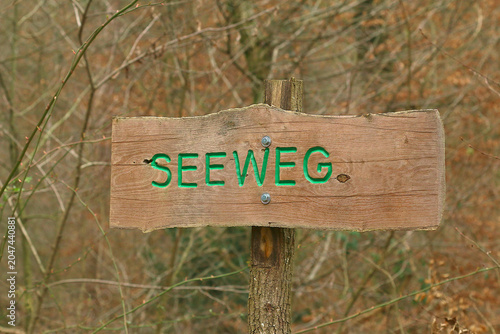 Holzschild mit der Aufschrift 