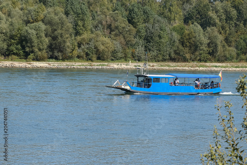 Kleines blaues Ausflugsboot auf einem Fluß