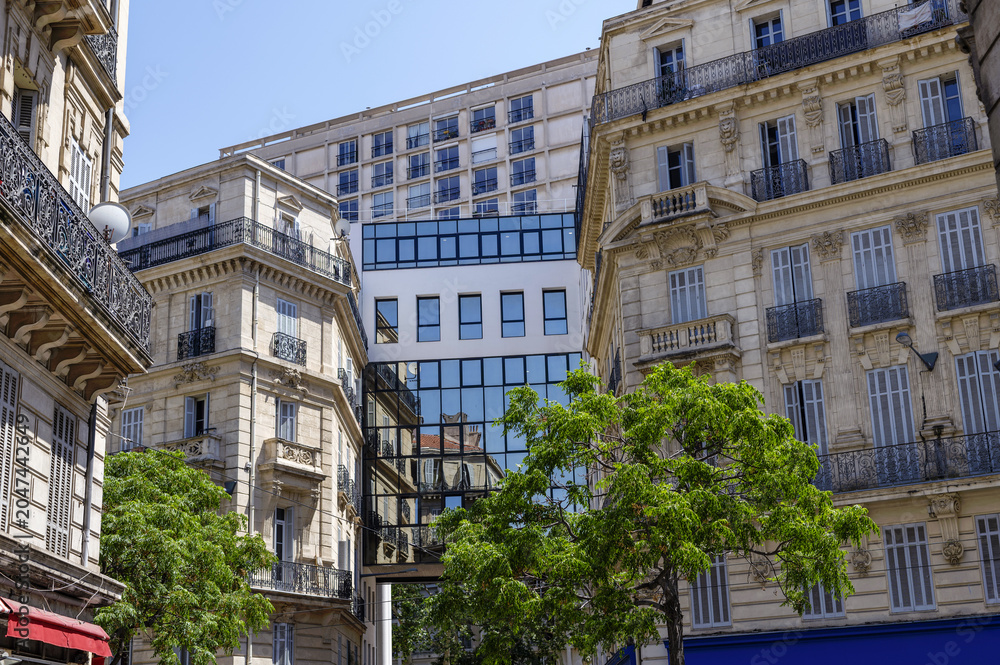 Fototapeta premium Immeubles anciens et modernes dans le centre de Marseille