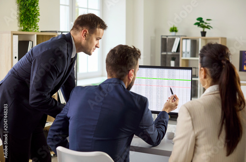Foto Business team in office analysis data strategy