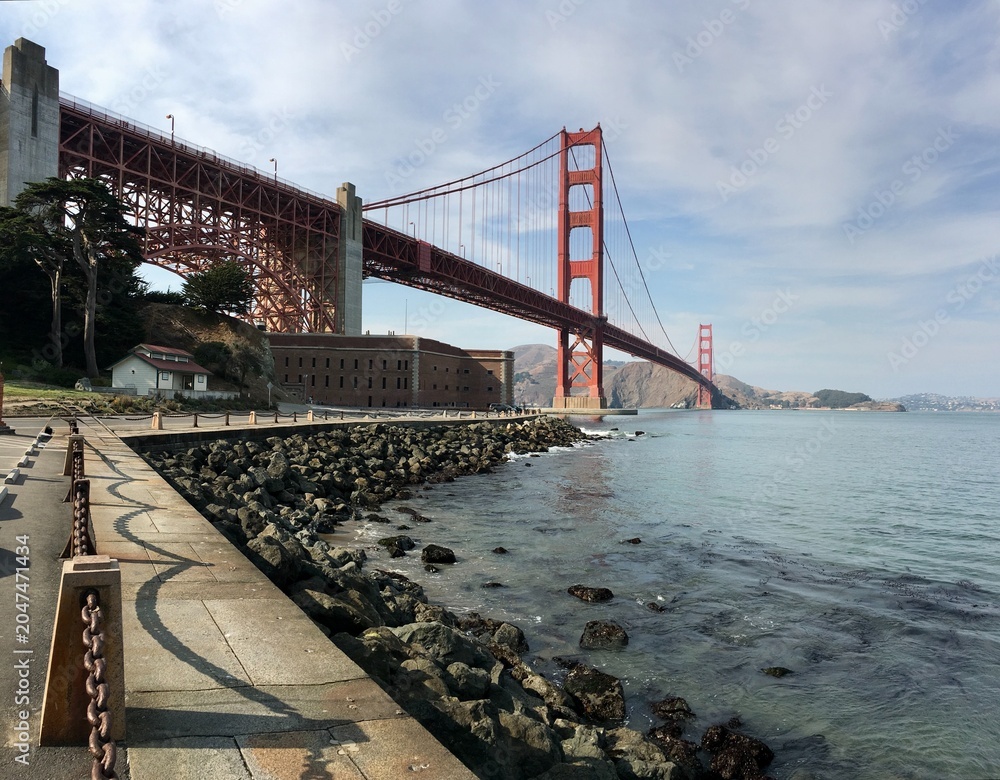 Fototapeta premium A magnificent panoramic view of the iconic Golden Gate Bridge spanning across the San Francisco Bay, California.