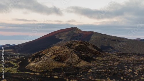 Foto Wide view of Tolbachinsky Dol volcanic desert with black lava fields, cinder con