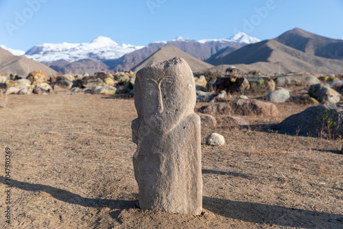 Foto Weathered standing stone at the Cholpon-Ata petroglyph site in Issyk-Kul Region,
