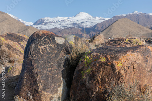 Foto Close-up of ancient petroglyph carvings on large boulders in Cholpon-Ata, Issyk-