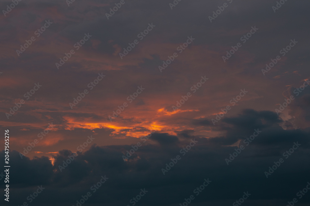 Obraz premium Dramatic Sunset Sky with Fiery Clouds
