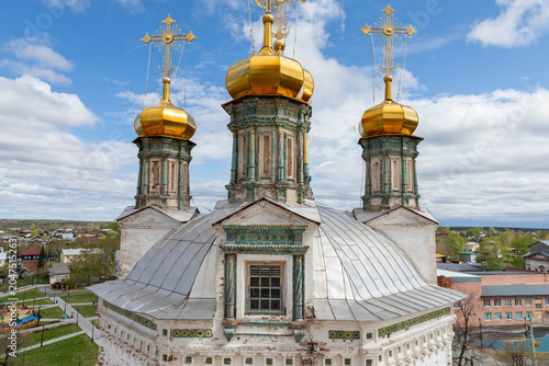 Fotografia Nevyansk, Russia - May 14, 2025: Close view of an Orthodox church with three gol