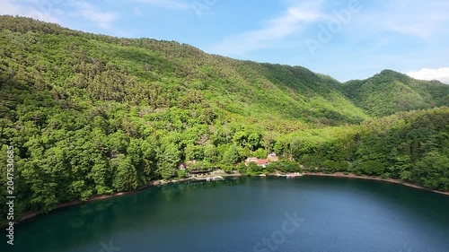 初夏の爽やかな山々と湖を上空から捉えた大自然の空撮風景