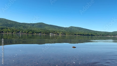 初夏の山中湖に広がる雄大な湖面と大自然に囲まれた美しい絶景風景