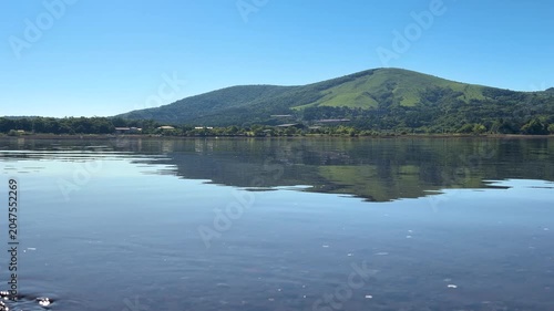 山梨県山中湖の爽やかな初夏の湖畔と雄大な自然が広がる観光映像