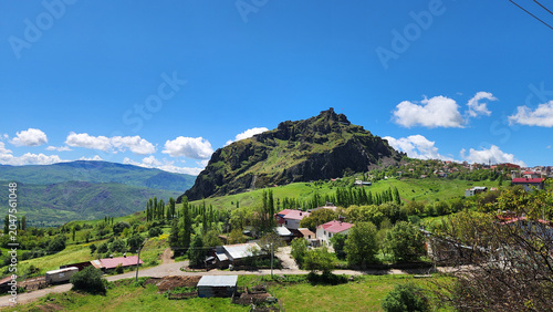 Foto The Şebinkarahisar Castle is a historic fortress in perched on a rocky hill with