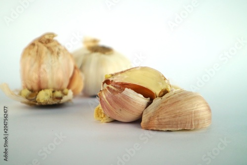 Cuadro en lienzo These are whole cloves of garlic, and some cloves that have been partially or completely peeled and placed on a white background