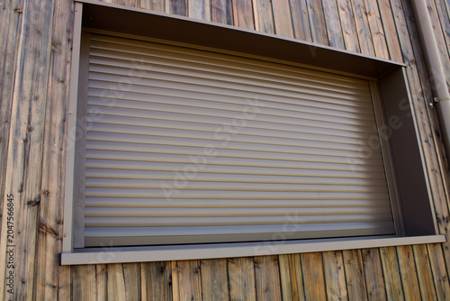 Quadro em tela Volet roulant de fenêtre marron sur la façade de la maison en bardage bois