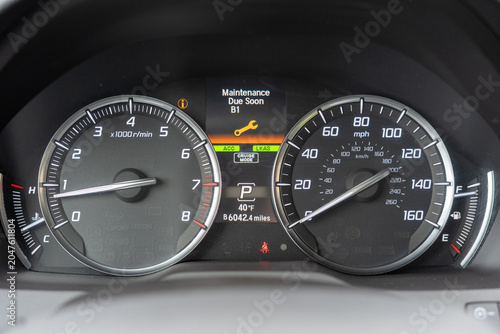 Quadro su tela Car dashboard display showing Maintenance Due Soon B1 service alert message with