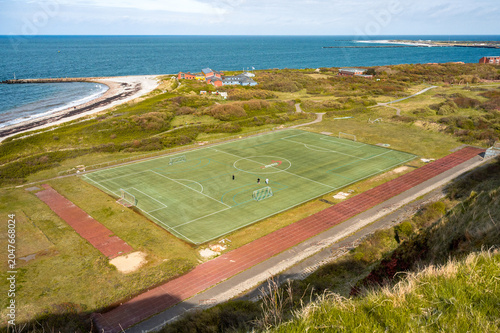 Fotografía Sportplatz auf der Insel Helgoland direkt neben dem roten Felsen Lange Anna