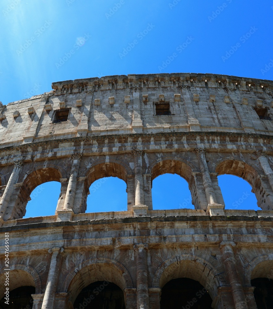 Obraz premium Low Angle View of the Colosseum Under Clear Blue Sky in Rome Italy