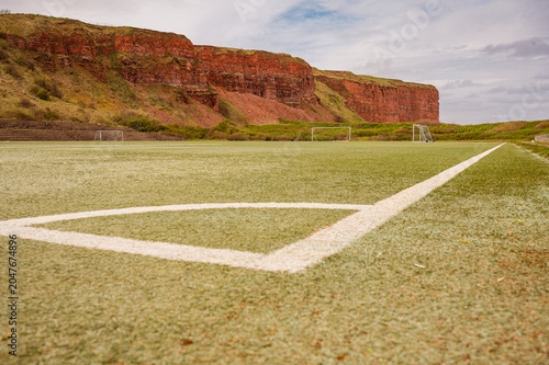 Cuadro en lienzo Sportplatz auf der Insel Helgoland direkt neben dem roten Felsen Lange Anna