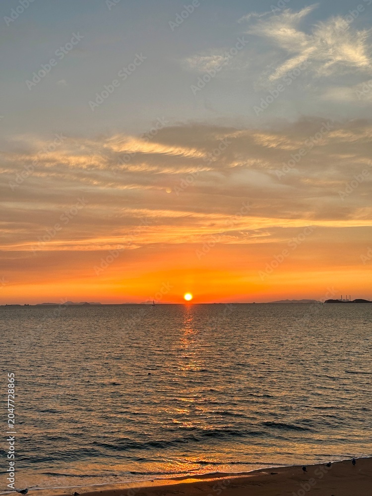 Obraz premium Golden Sunset Over the Calm Sea