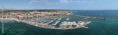 Panorama-Luftaufnahme vom Yachthafen und Küstenort Santa Pola