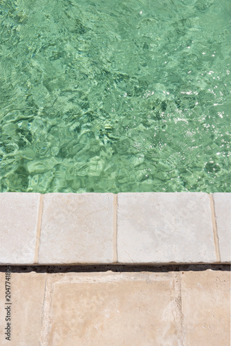 Bordo piscina - taglio verticale