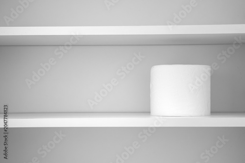 Fotografia A single roll of toilet paper on the shelf. Horizontal photo.