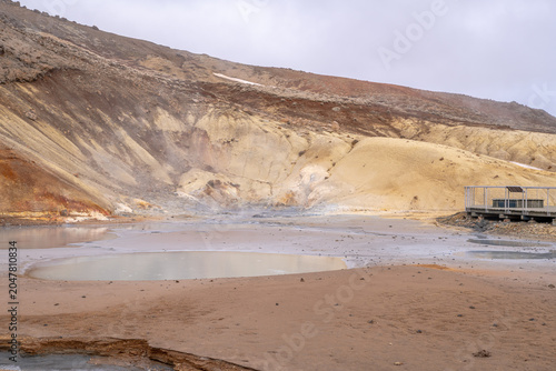Foto A multi colored hillside in a volcanically active area of Iceland