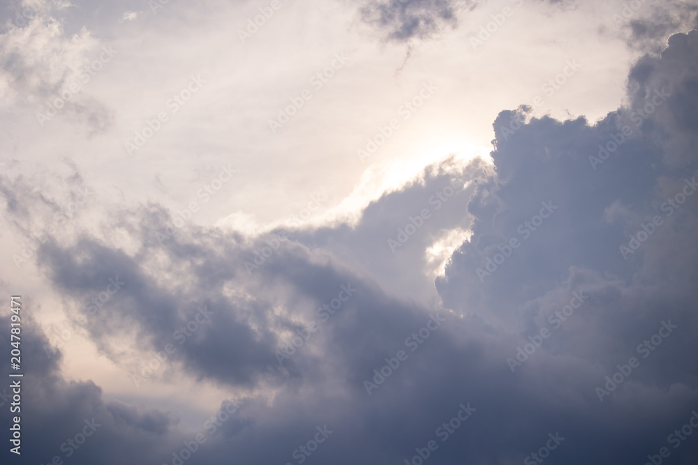 Obraz premium Dramatic cloudy sky with sunlight breaking through