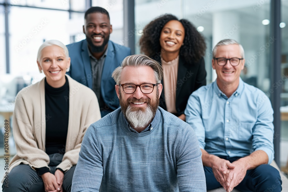 Obraz premium Diverse group of business professionals smiling in modern office
