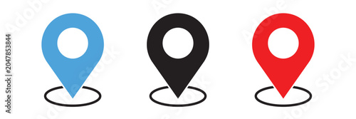 Fotografia Three distinct location pin are displayed side by side on a clean white backgrou
