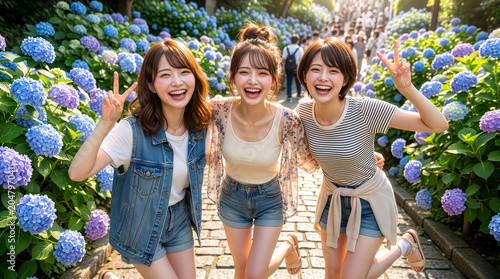 一面に青や紫のアジサイが咲く坂道で笑顔の日本人女性たち
